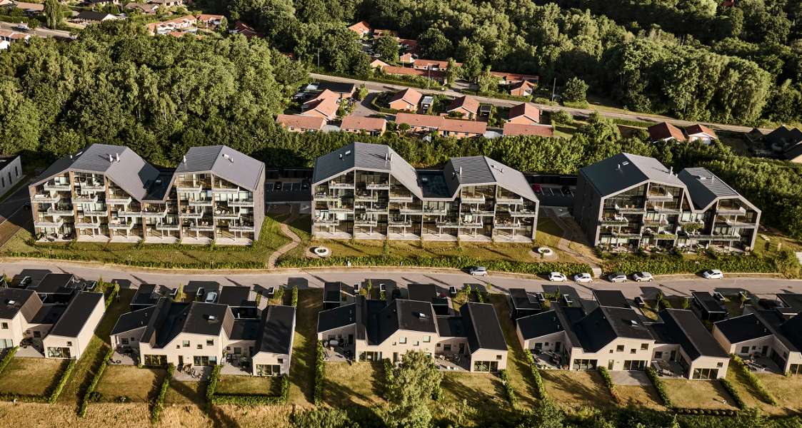 Atypisk boligbyggeri med spændende tagkonstruktion beklædt med stålprofiler